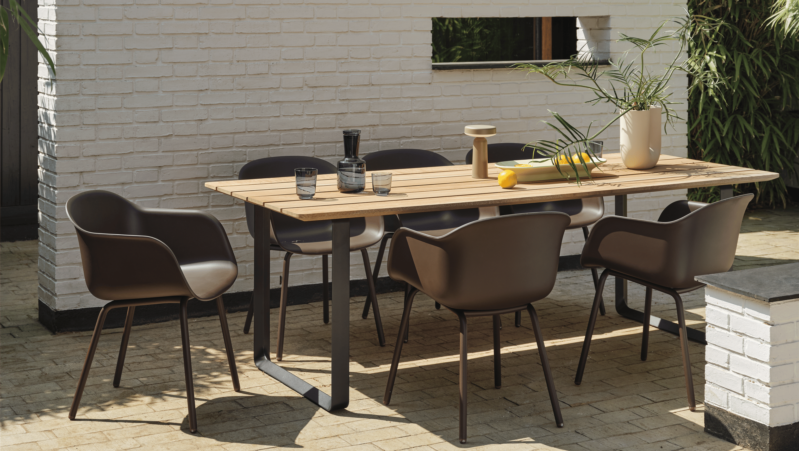 fiber-outdoor-armchair-brown-red-70-70-outdoor-sapele-mahogany-anthracite-black-mere-bowl-light-green-kink-raise-ease-muuto-org