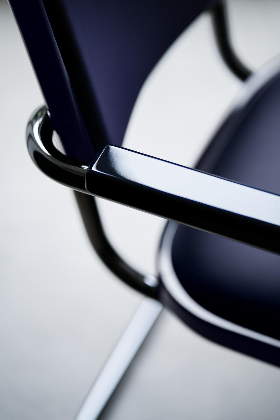 JS.THONET_S64P_SERIOUS_01_graphite_black_Naegele_7501684_Litho